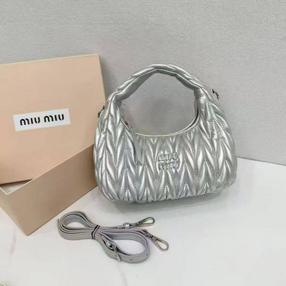 Miu Miu

with box
🎁🎁🎁

95 dhs🪙🌨️

Zain177
♥️♥️♥️