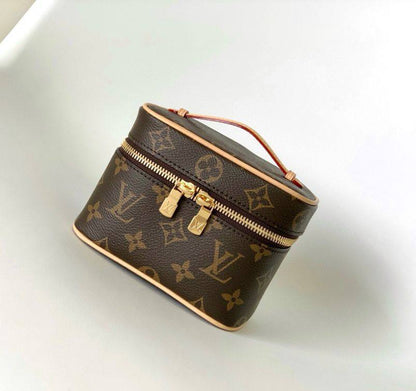 LV
GOOD QUALITY 
WITH BOX 
🎁🎁🎁

BIG SIZE 105 dhs🪙
MEDUIM SIZE 95 dhs🪙
SMALL SIZE  90 dhs🪙

Zain39
♥️♥️♥️