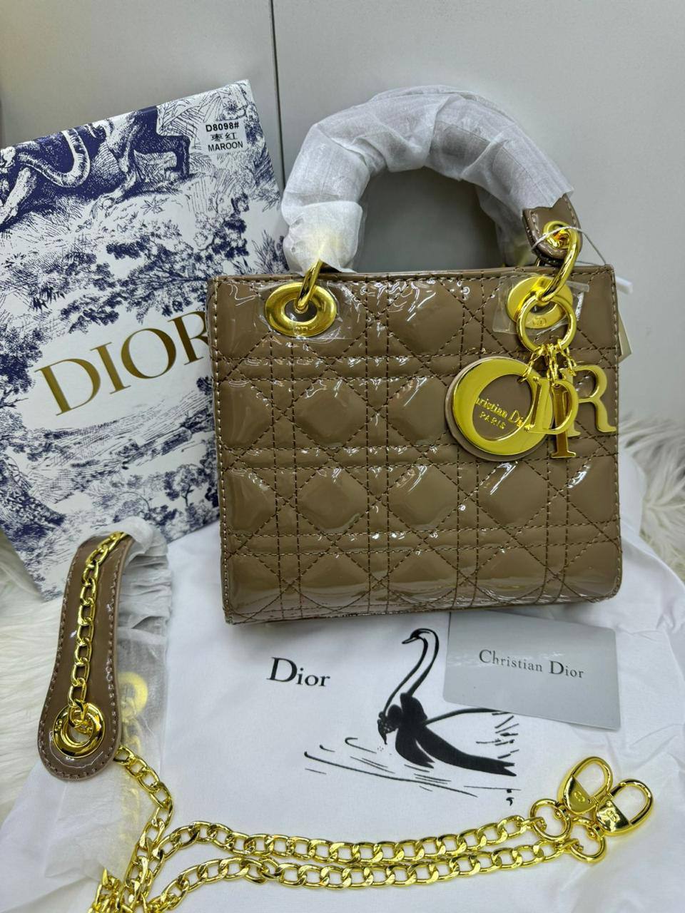🌟 Lady  Dior 
1️⃣ First Quality +🎁
Size: 20 * 8 * 17 cm
95 dhs✅
with Box🎁

Zain115
♥️♥️♥️
