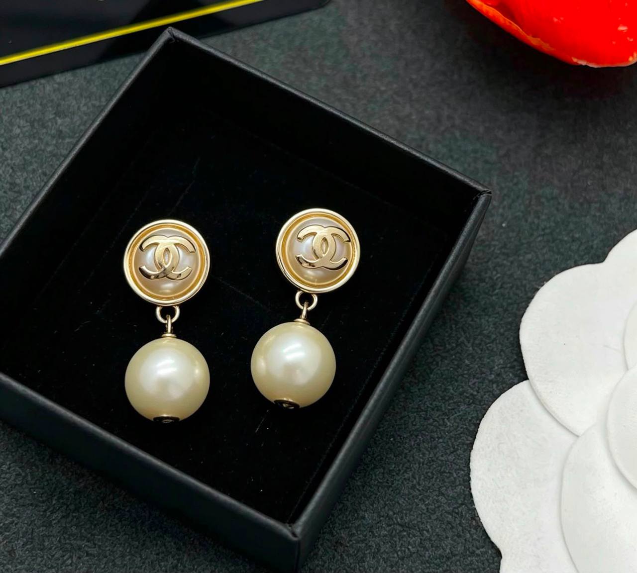 CHANEL❤️‍🔥*
Earring 🐦‍🔥
Master quality 💯
With normal boxes 🗃️ 
45 dhs💓
With master box 📦 
60 dhs💓

Zain216
♥️♥️♥️