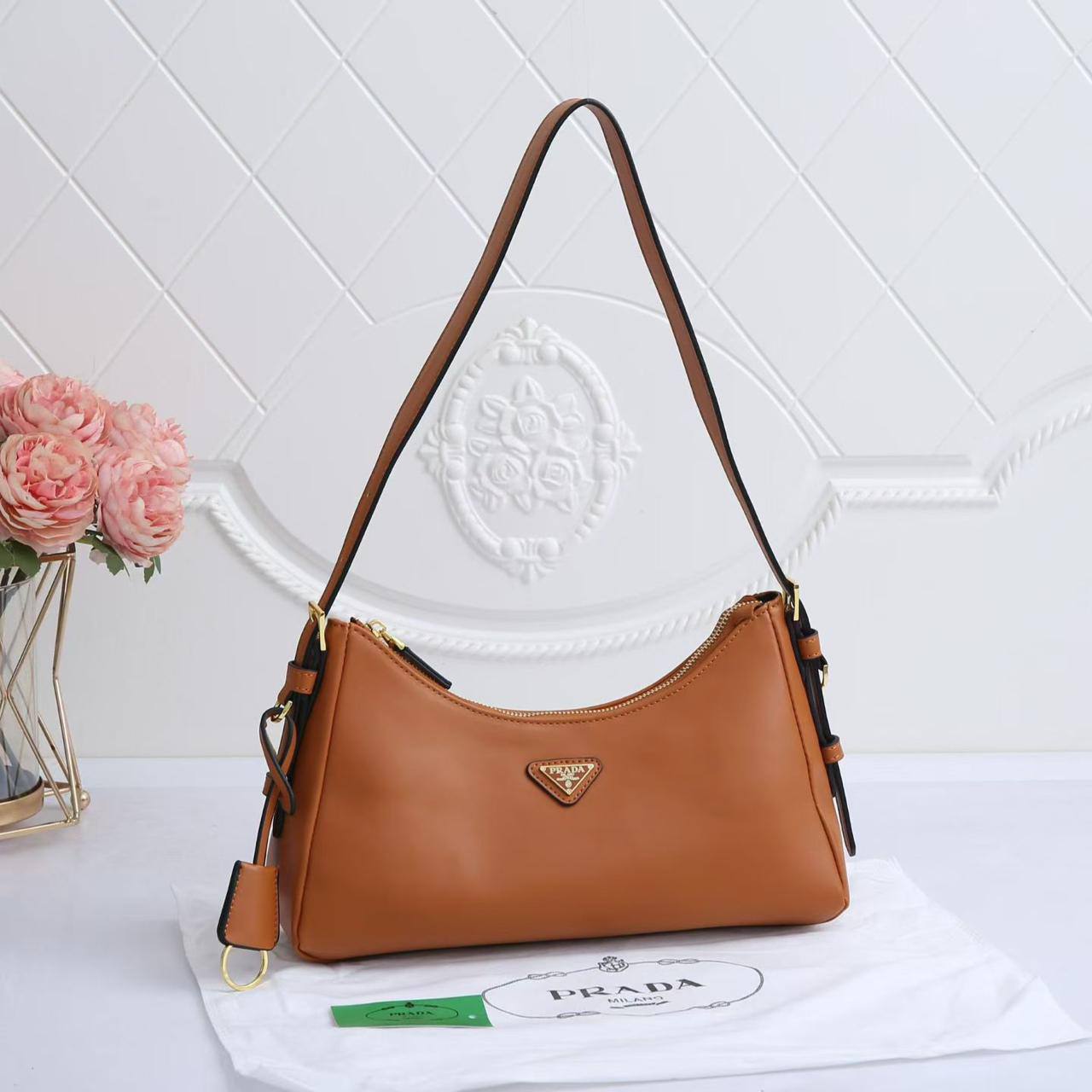 🎉 Offer 🎊  Prada Hobo Amiee
1️⃣ First quality
Size : 32 *  20 cm
70 dhs🪙🌨️

Zain115
♥️♥️♥️