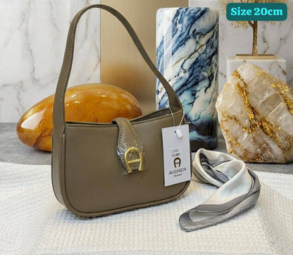 Aigner
Good quality 
with box 
🎁🎁🎁

90 dhs✅

Zain186
♥️♥️♥️