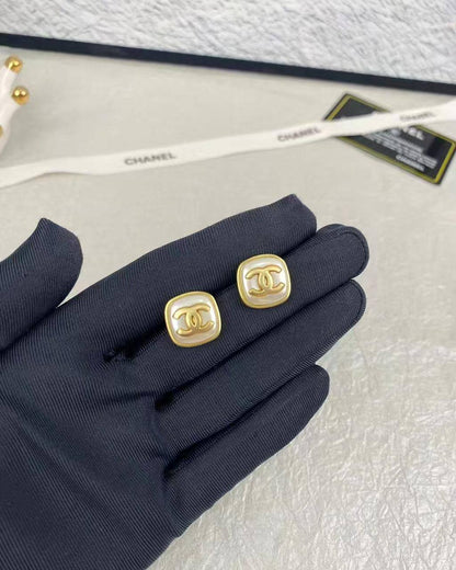 CHANEL❤️‍🔥*
Earring 🐦‍🔥
Master quality 💯
With normal boxes 🗃️ 
55 dhs💓
With master box 📦 
65 dhs💓

Zain216
♥️♥️♥️