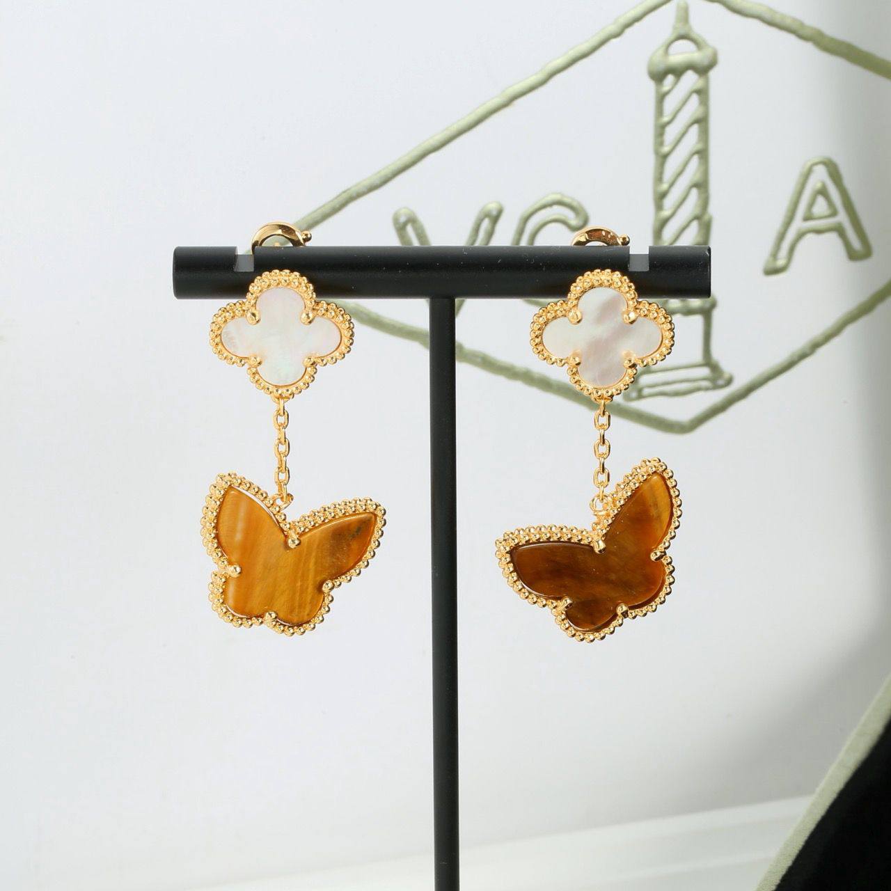 VCA ❤️‍🔥*
Necklace ✨
Earring 💥
Bracelet 🦋
Master quality 💯
With normal boxes 📦 
240 dhs✅
With master box 🗃️ 
290 dhs✅

Zain216
♥️♥️♥️