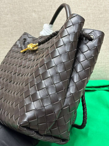 BOTTEGA 

NEW CAME 

HIGH QUALITY 

120  DHS……
32cm

Zain39
♥️♥️♥️