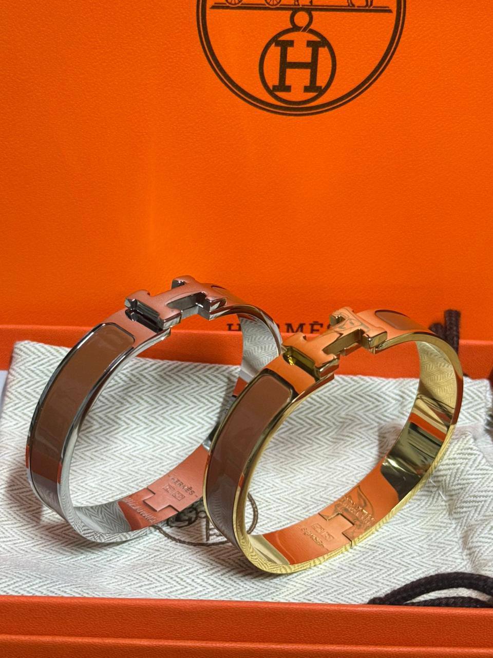 Hermes ❤️‍🔥*
Bangle ✨
Master quality 💯
Size 17,19,
With normal boxes 📦 
45 dhd💓
With master box 🗃️ 
55 dhs💓

Zain216
♥️♥️♥️