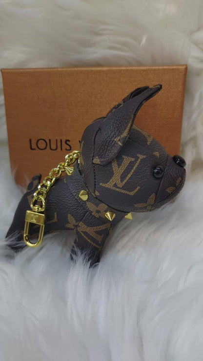 LV key holders & bags charm accessories
All sizes price 
55 dhs✅

Zain88
♥️♥️♥️
