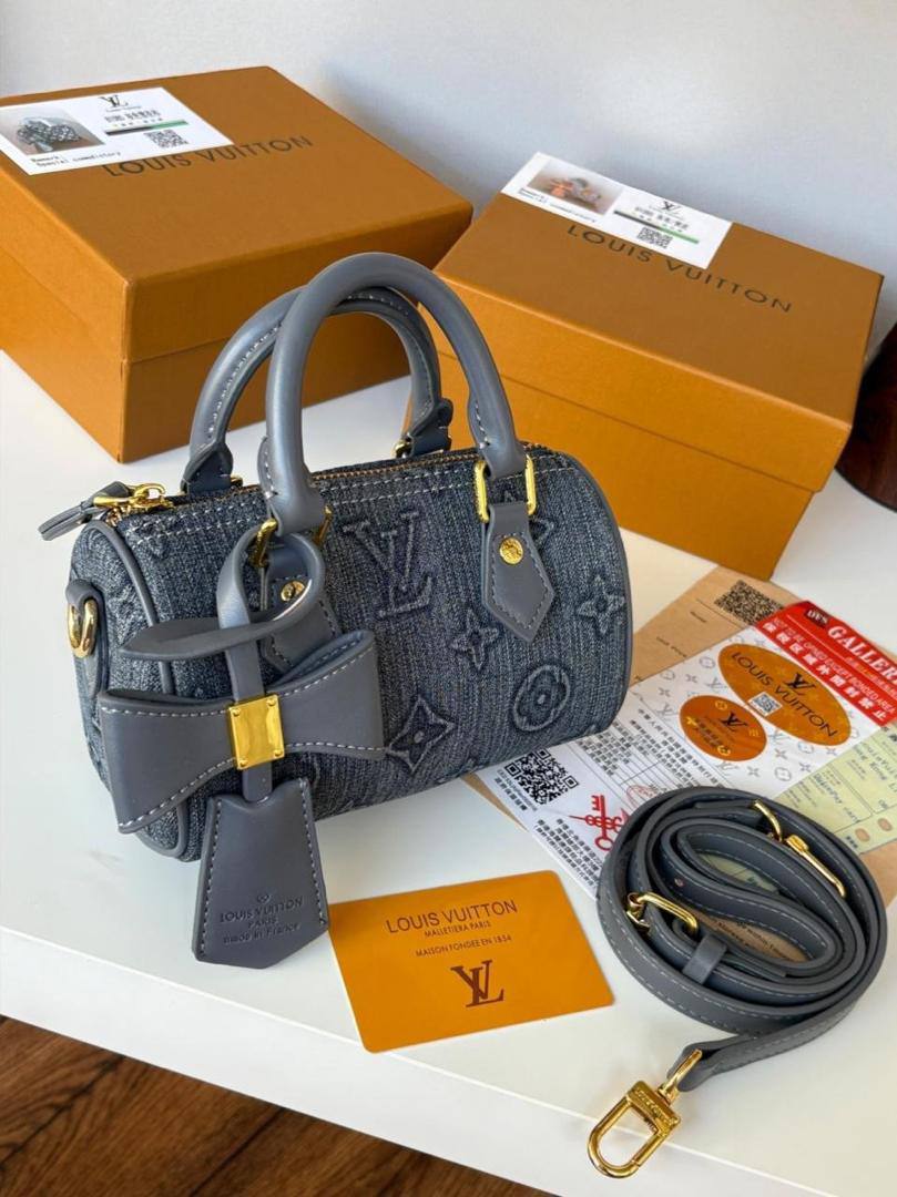 LV
95 dhs✅ 
Good quality 
with box 21cm

Zain26
♥️♥️♥️
