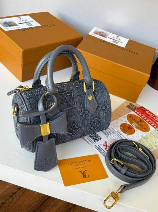 LV
95 dhs✅ 
Good quality 
with box 21cm

Zain26
♥️♥️♥️