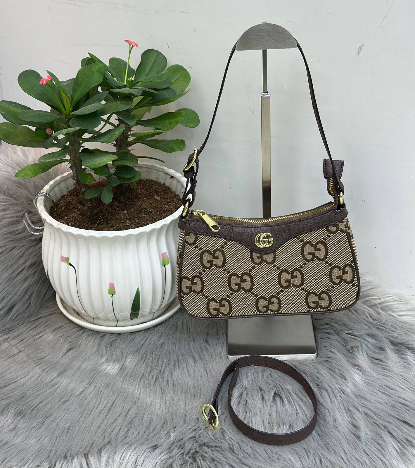 GUCCi
SIZE  ………24CM 
85 dhs🌺

with box
🎁🎁🎁

Zain244
♥️♥️♥️
