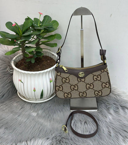 GUCCi
SIZE  ………24CM 
85 dhs🌺

with box
🎁🎁🎁

Zain244
♥️♥️♥️