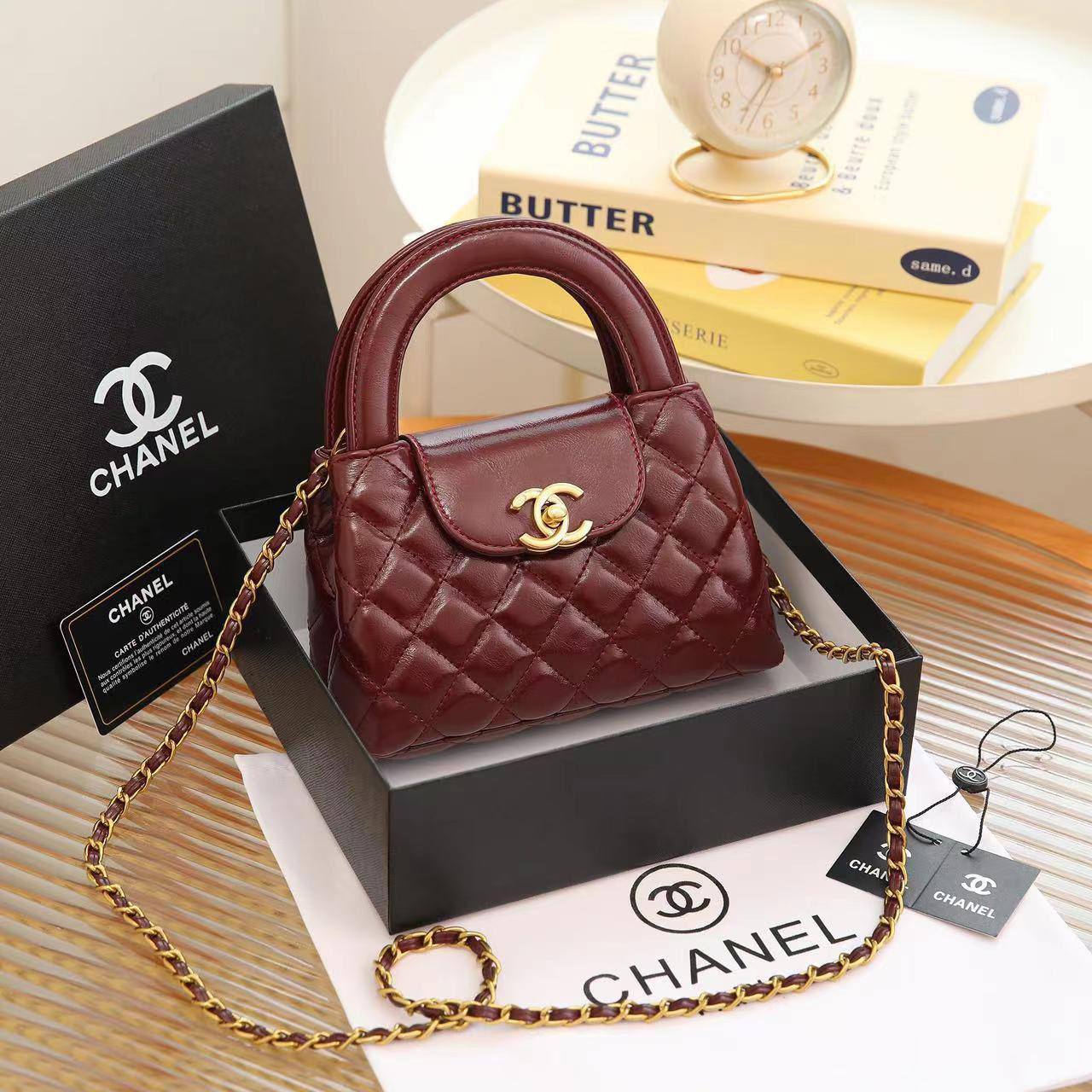 Chanel
95 dhs✅
Good  quality
Size：19cm
with box
🎁🎁🎁

Zain74
♥️♥️♥️