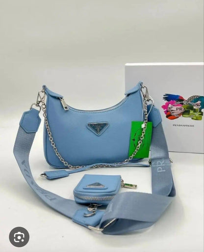 Prada

with box
🎁🎁🎁

100 dhs❤️

Zain143
♥️♥️♥️