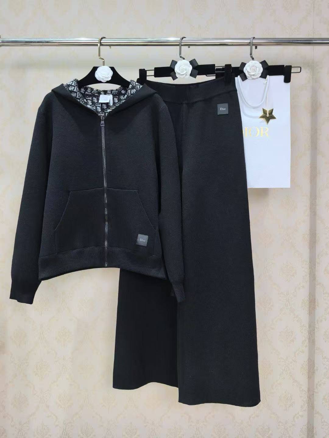 DIOR SET NEW 

 VIP QUALITY

Size : 36-38-40

850 dhs🇦🇪🇦🇪🇦🇪

Zain287
♥️♥️♥️