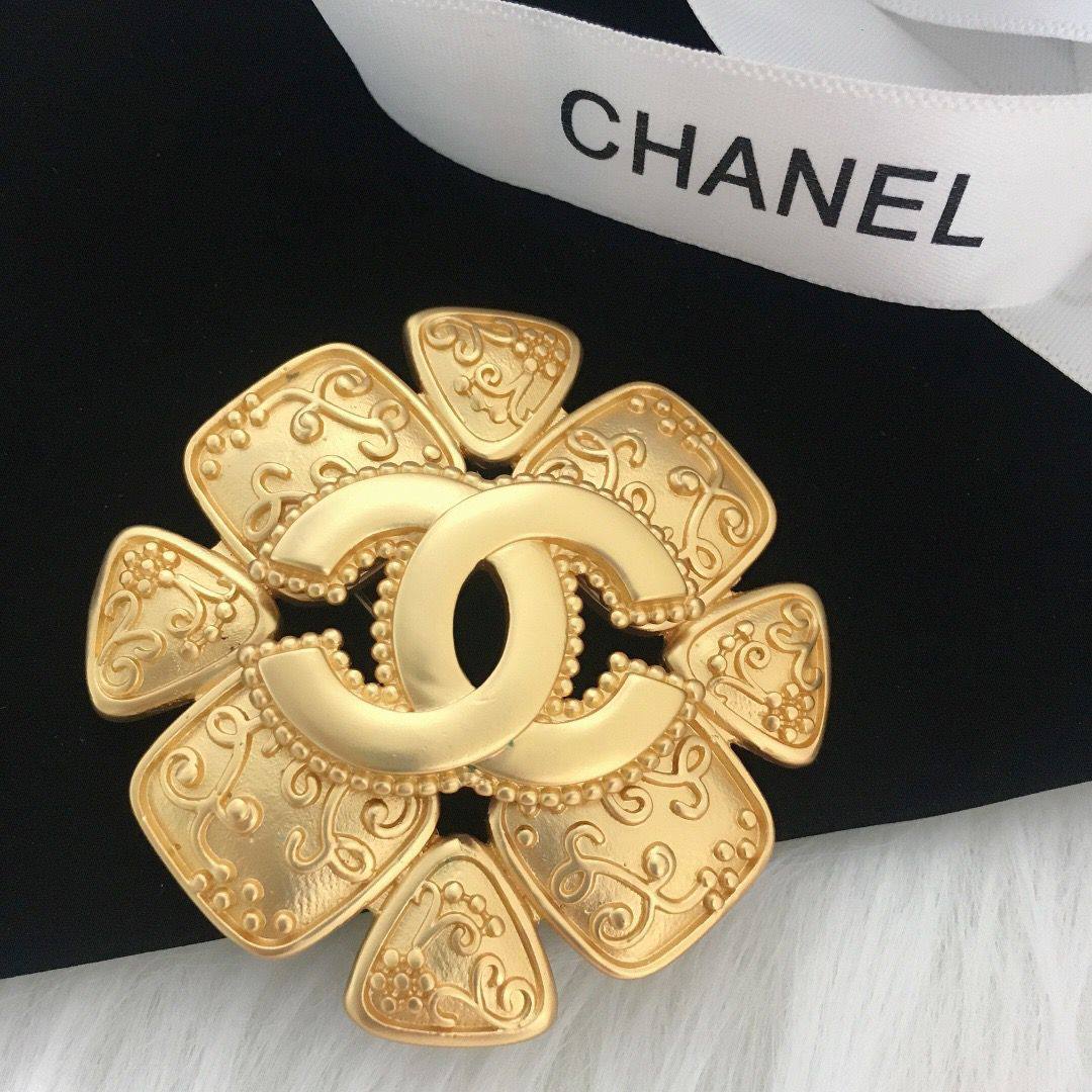 BROOCH MASTER
CHANEL
60 dhs🪙🌨️ 

WITH BOX AND PAPER BAG
🎁🎁🎁

Zain89
♥️♥️♥️