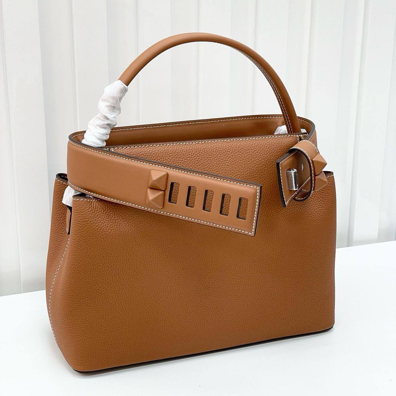Hermes 💕💕🙋🏻‍♀️
Master 👌
Premium quality 28cm🥰 
420 dhs❣️

Zain228
♥️♥️♥️