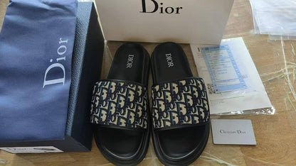 Dior
High quality 
size 40-46 
170 dhs🪙💕

Zain132
♥️♥️♥️