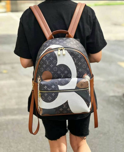 LOUIS VUITTON 

BACKPACK 

COPY ONE 

NEW CAME 

 210DHS🇦🇪🇦🇪

Zain295
♥️♥️♥️
