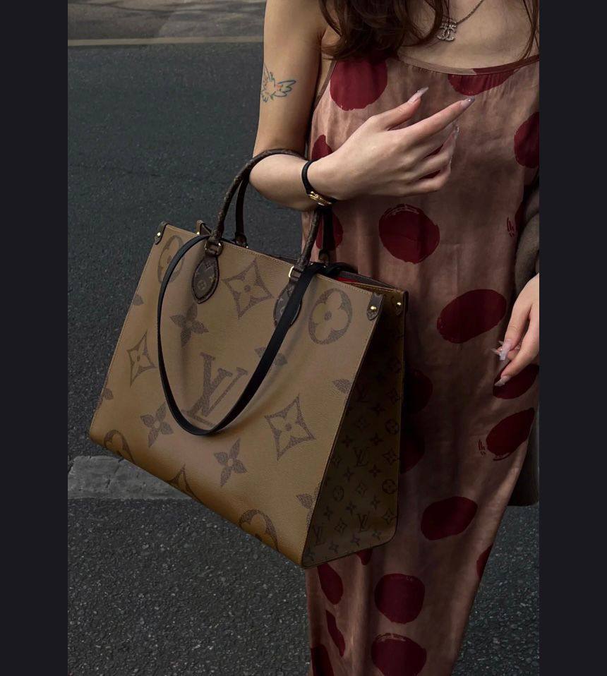 LV
ONTHEGO BIG SIZE NEW CAME GOOD QUALITY 
110 dhs🇦🇪🇦🇪

Zain295
♥️♥️♥️
