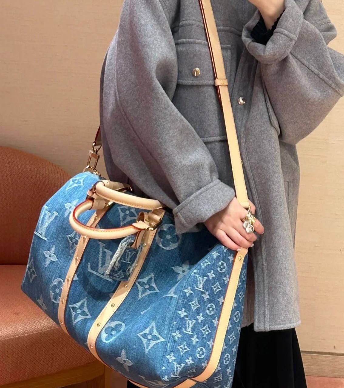 LV
 TRAVELLING BAG 
COPY ONE 
190 dhs✅
with leather, very nice quantity) 

Zain39
♥️♥️♥️