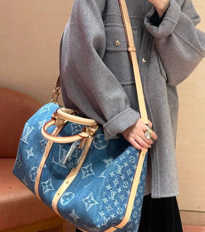 LV
 TRAVELLING BAG 
COPY ONE 
190 dhs✅
with leather, very nice quantity) 

Zain39
♥️♥️♥️
