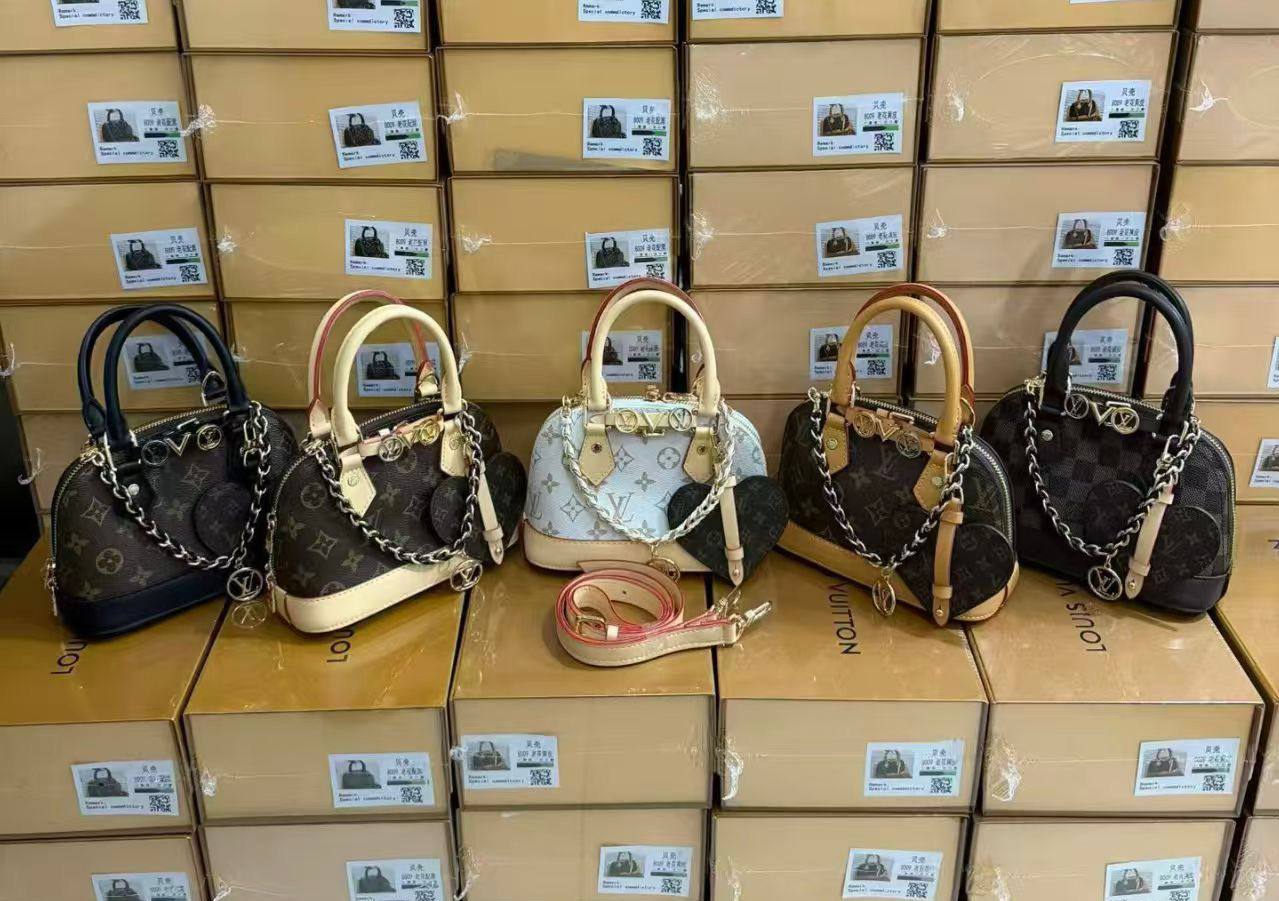 LV
110 dhs✅

with box
🎁🎁🎁

size 20×10×13cm

Zain42
♥️♥️♥️