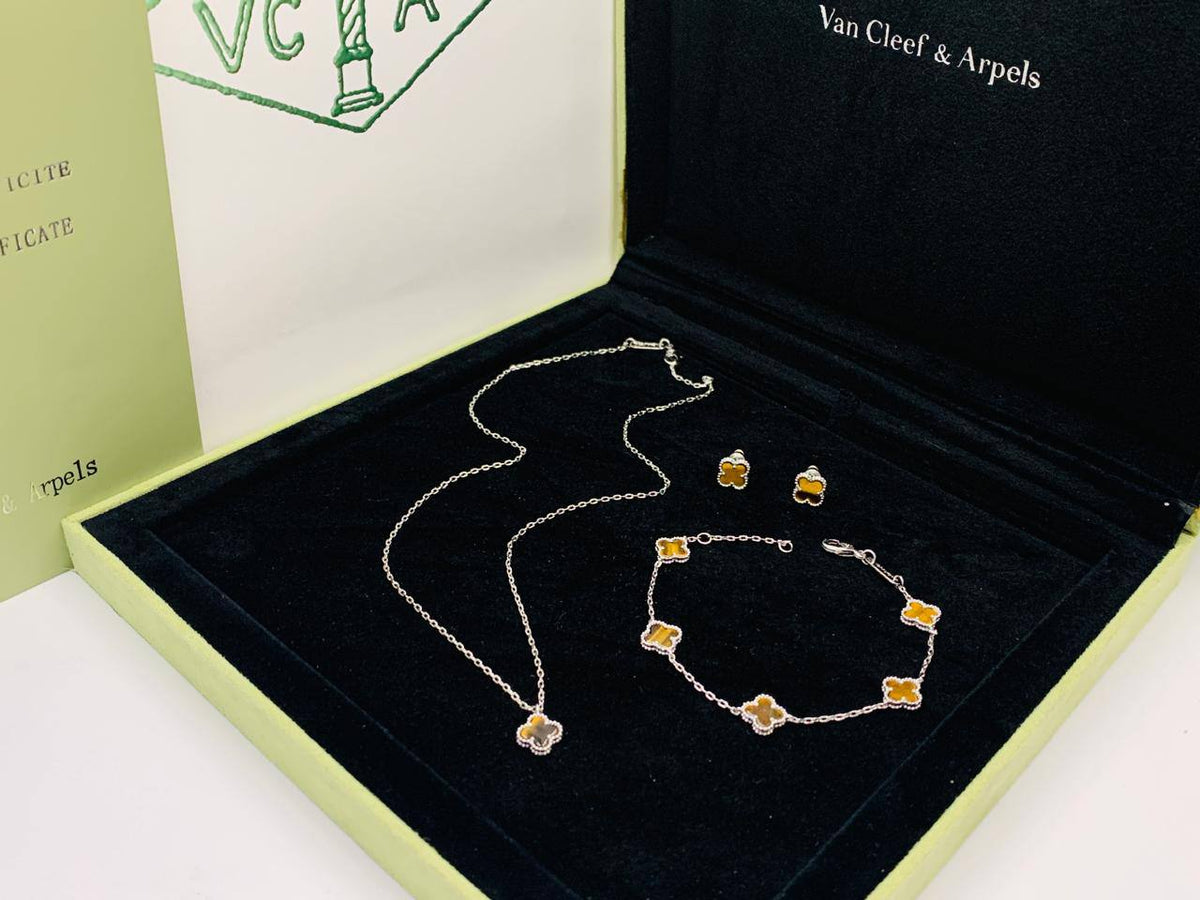 VANCLEAF MINI

SET MASTER
NECKLACE BRACELET EARRINGS
WITH GOOD BOX AND PAPER BAG🛍️🎁
150 dhs🇦🇪🇦🇪

Zain89
♥️♥️♥️