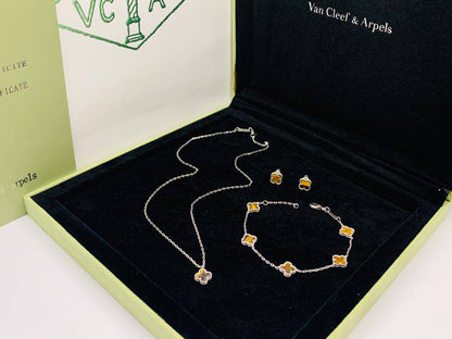 VANCLEAF MINI

SET MASTER
NECKLACE BRACELET EARRINGS
WITH GOOD BOX AND PAPER BAG🛍️🎁
150 dhs🇦🇪🇦🇪

Zain89
♥️♥️♥️