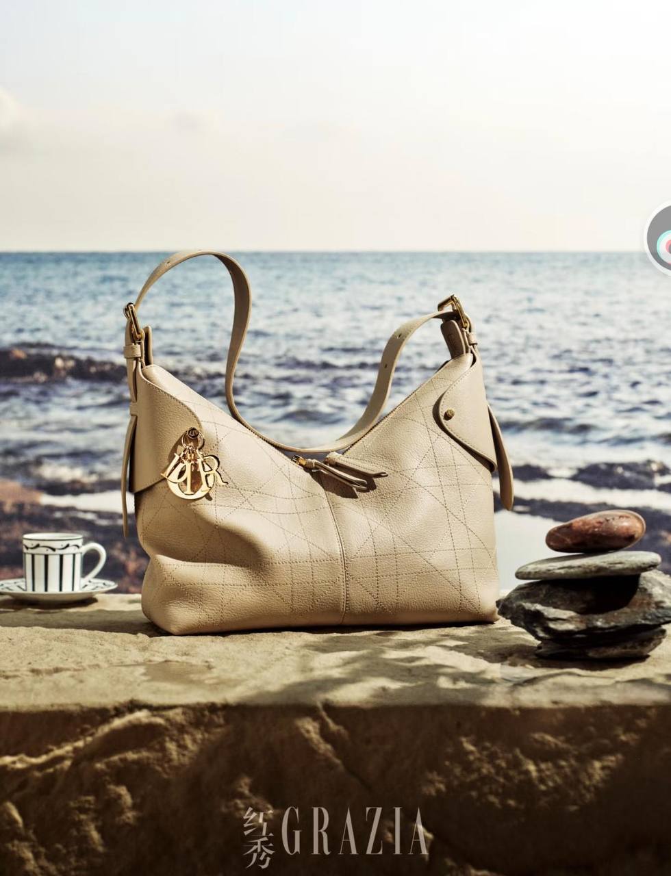 Dior

120 dhs✅

with box
🎁🎁🎁

Size：27/23/12

Zain07
♥️♥️♥️
