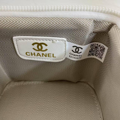 Chanel
13*12*11cm

With box
🎁🎁🎁

65 dhs🪙🖤

Zain17
♥️♥️♥️