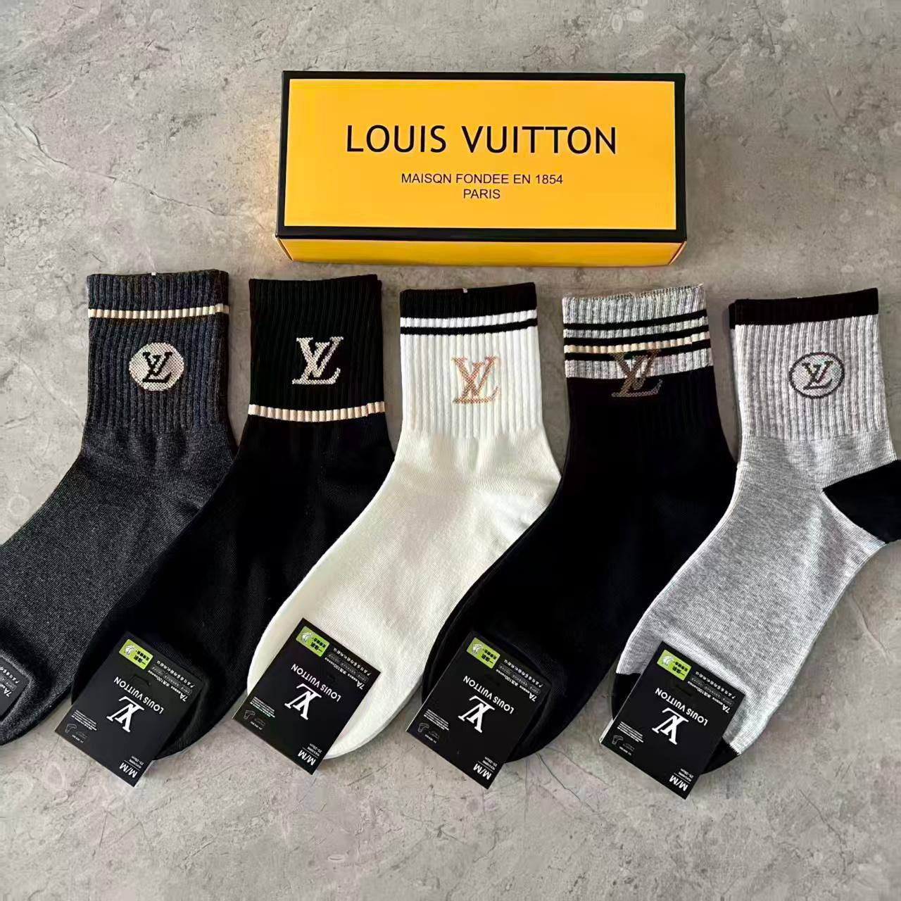 Socks 🧦 ❤️‍🔥*
5 piece 🤯
With boxes 🗃️ 
good quality 💯
45 dhs🪙💚

Zain216
♥️♥️♥️