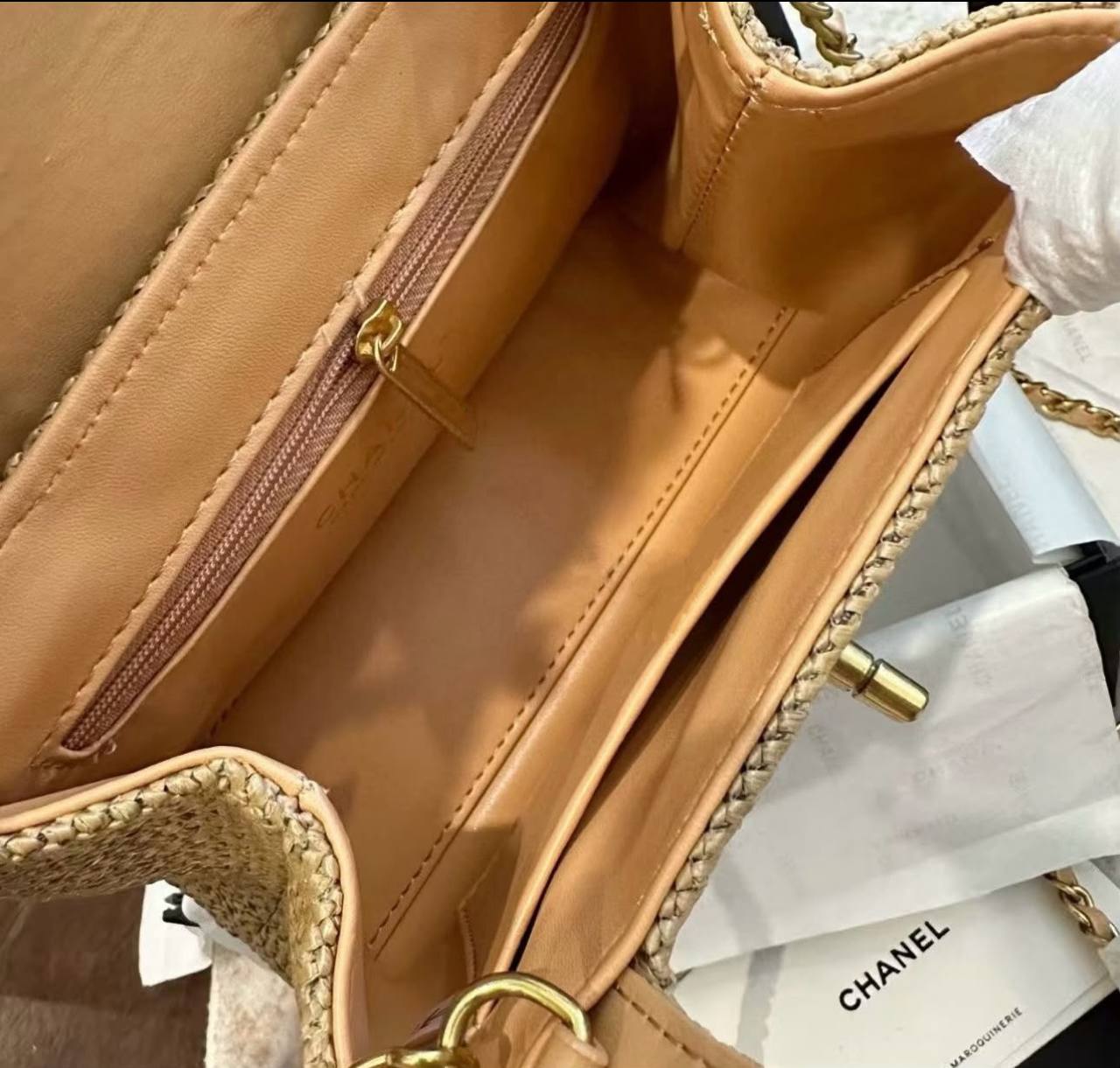 CHANEL
 GOOD QUALITY
 WITH BOX 
120 dhs✅

Zain39
♥️♥️♥️
