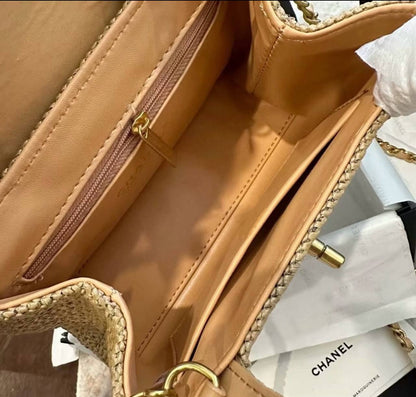 CHANEL
 GOOD QUALITY
 WITH BOX 
120 dhs✅

Zain39
♥️♥️♥️