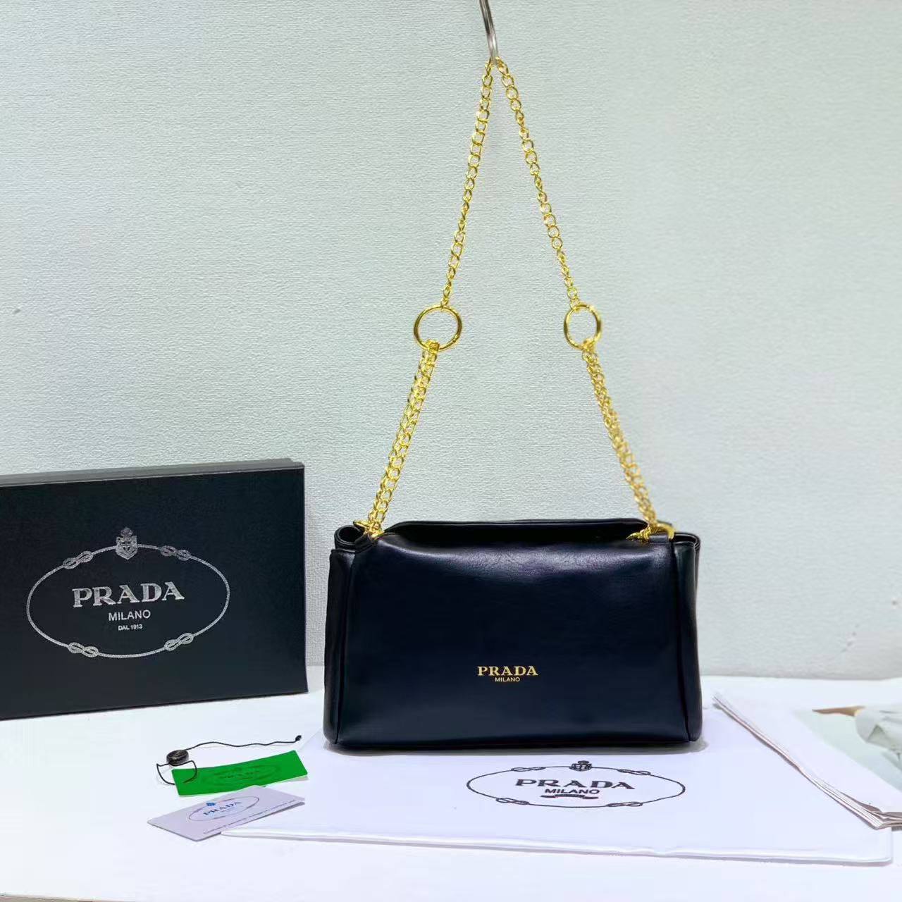Prada

with box🎁🎁🎁

115 dhs✅

Zain44
♥️♥️♥️