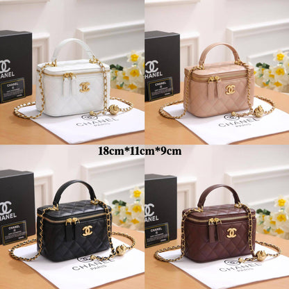 CHANEL 
NEW CAME GOOD QUALITY 
WITH BOX 
🎁🎁🎁

105 dhs👑
Size:18 cm 

Zain39
♥️♥️♥️