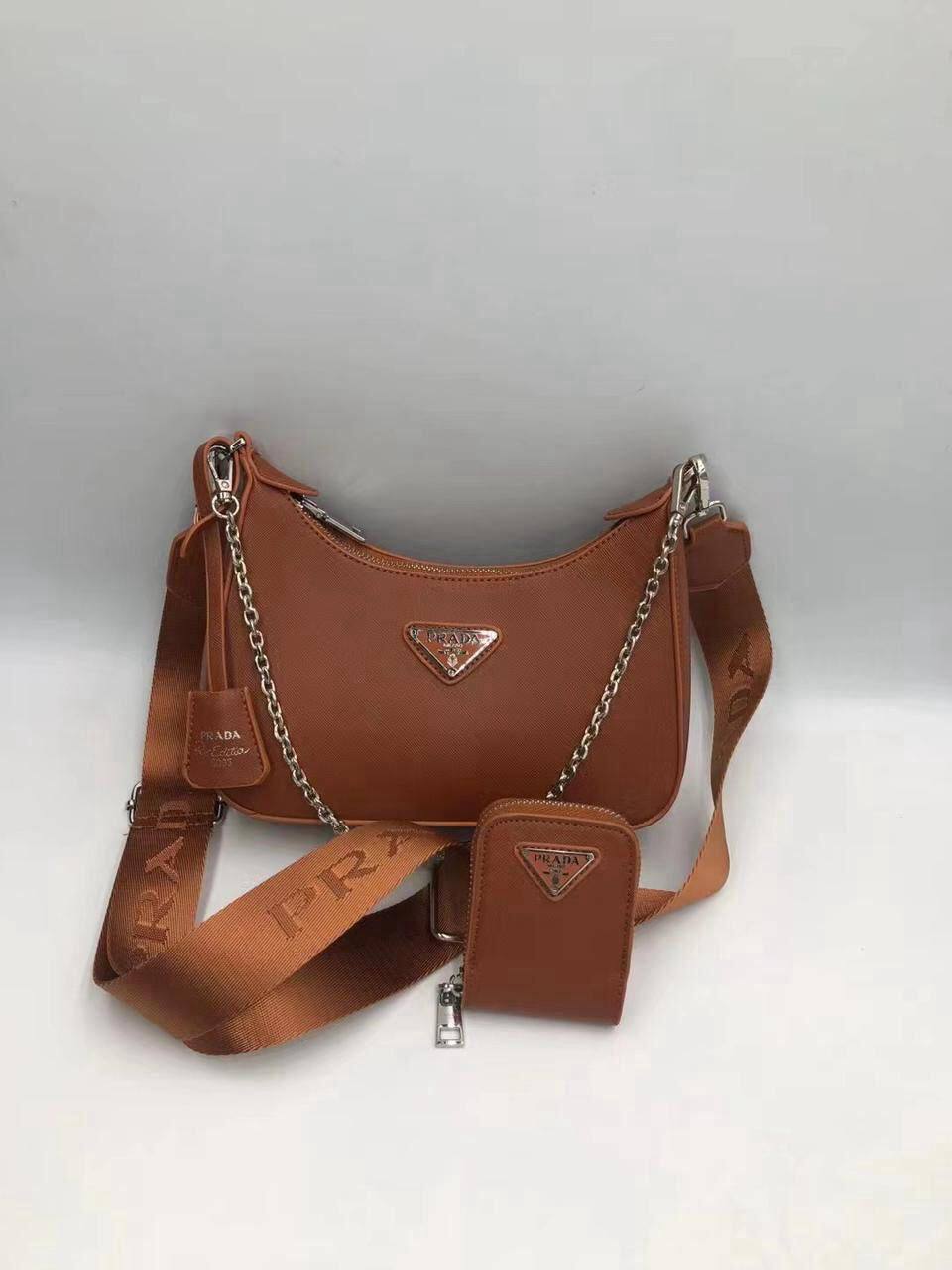 Prada 
GOOD QUALITY 💯
110 dhs🪙💕
With Box 
🎁🎁🎁

Zain269
♥️♥️♥️