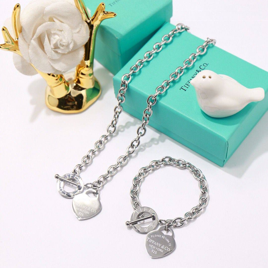 Tiffany ❤️‍🔥*
Necklace ✨
Bracelet 🌸
Master quality 💯
With normal boxes 📦 
75 dhs✅
With master box 🗃️ 
90 dhs✅

Zain216
♥️♥️♥️