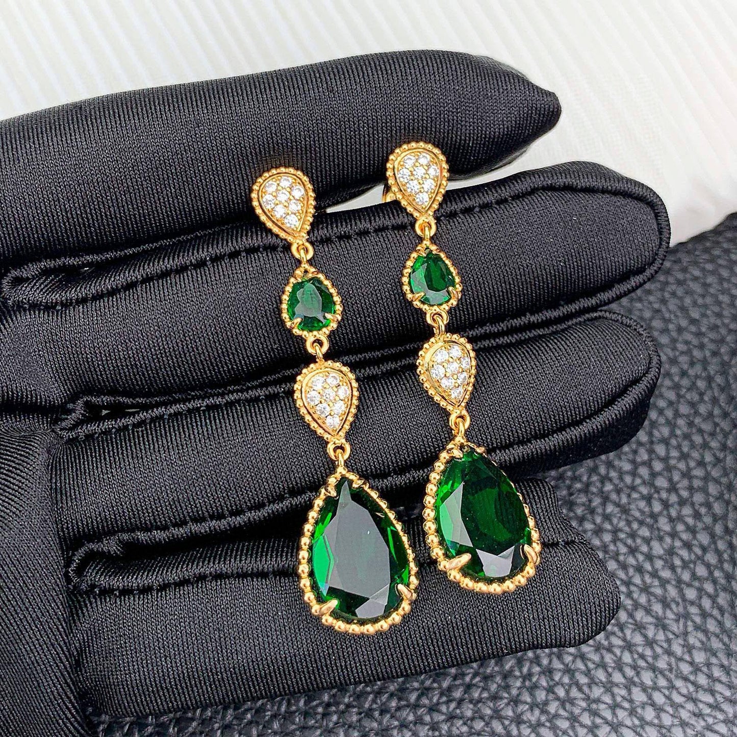 BOUCHERON ❤️‍🔥*
Earring 🐦‍🔥
Master quality 💯
With normal boxes 🗃️ 
Offer price👇
60 dhs🪙🌨️
With master box 📦 
140 dhs🪙🌨️

Zain216
♥️♥️♥️