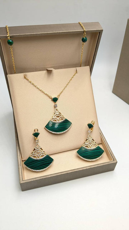 Bvlgari Set
*Master Quality* 
*Necklace & Earrings*
230 dhs💓 with Normal Box 🎁
250 dhs💓 with Good Box 🎁
280 dhs💓 with Master Box 🎁

Zain210
♥️♥️♥️