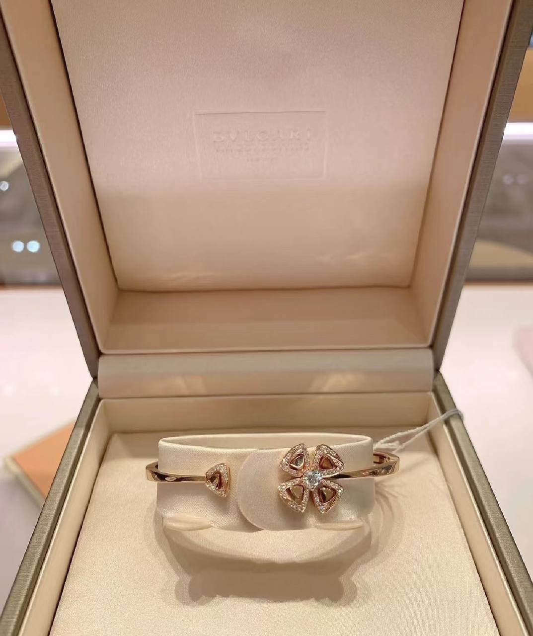 BVLGARI ❤️‍🔥*
Bangle 💥
Master quality 💯
With normal boxes 🗃️ 
65 dhs✅
With master box 📦 
110 dhs✅

Zain216
♥️♥️♥️
