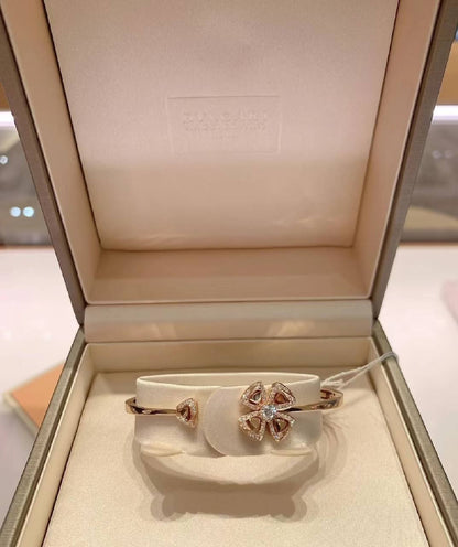 BVLGARI ❤️‍🔥*
Bangle 💥
Master quality 💯
With normal boxes 🗃️ 
65 dhs✅
With master box 📦 
110 dhs✅

Zain216
♥️♥️♥️
