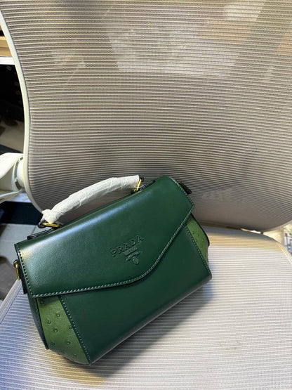Prada
95 dhs✅
high quality
24cm

Zain26
♥️♥️♥️