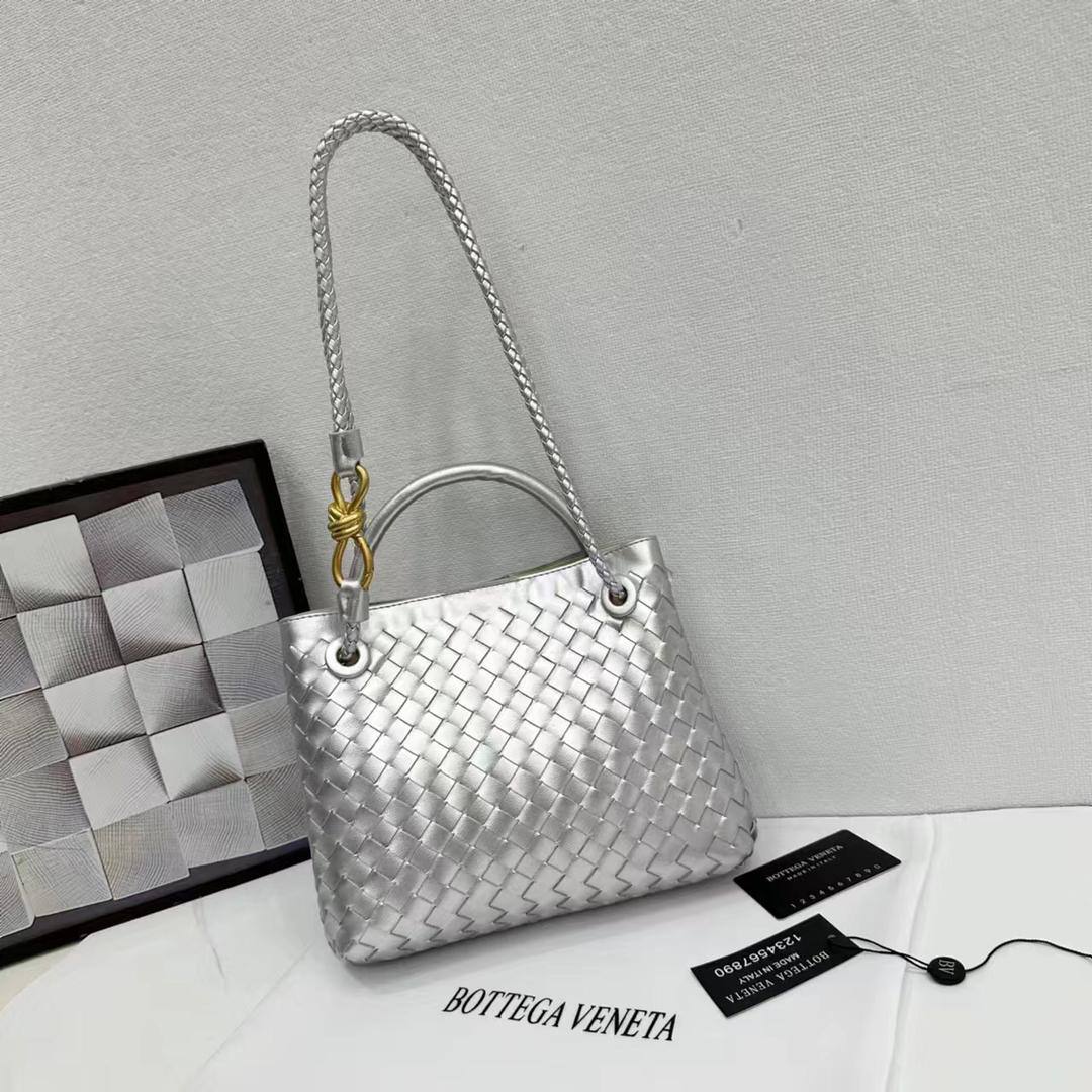 Bottega 
90 dhs✅
size 25×9×21cm

Zain213
♥️♥️♥️