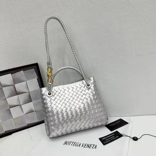 Bottega 
90 dhs✅
size 25×9×21cm

Zain213
♥️♥️♥️