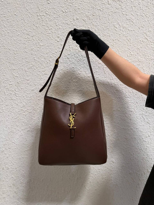 YSL 

with box
🎁🎁🎁

Size 27cm

110 dhs✅

Zain114
♥️♥️♥️