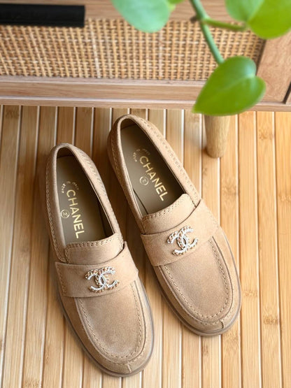 𝗖𝗛𝗔𝗡𝗘𝗟 
𝗦𝗶𝘇𝗲 𝟯𝟲 𝘁𝗼 𝟰𝟭 
450 dhs🪙🌨️

Zain178
♥️♥️♥️