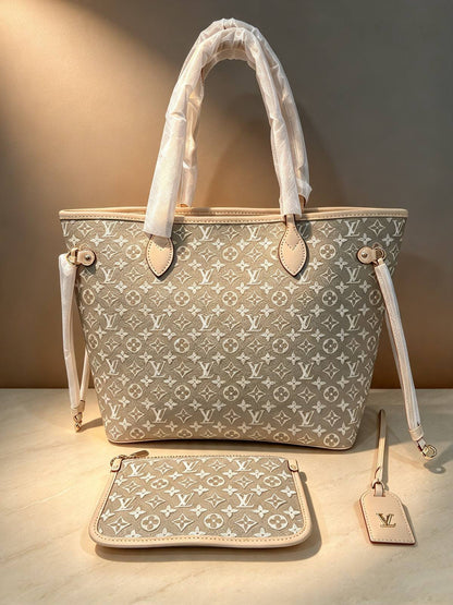 LV
best quality 

with box

125 dhs🇦🇪🇦🇪🇦🇪

size41CM
Zain290
♥️♥️♥️