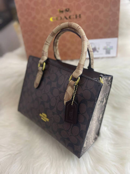 Coach
*25cm
*with box
🎁🎁🎁

95 dhs✅

Zain118
♥️♥️♥️