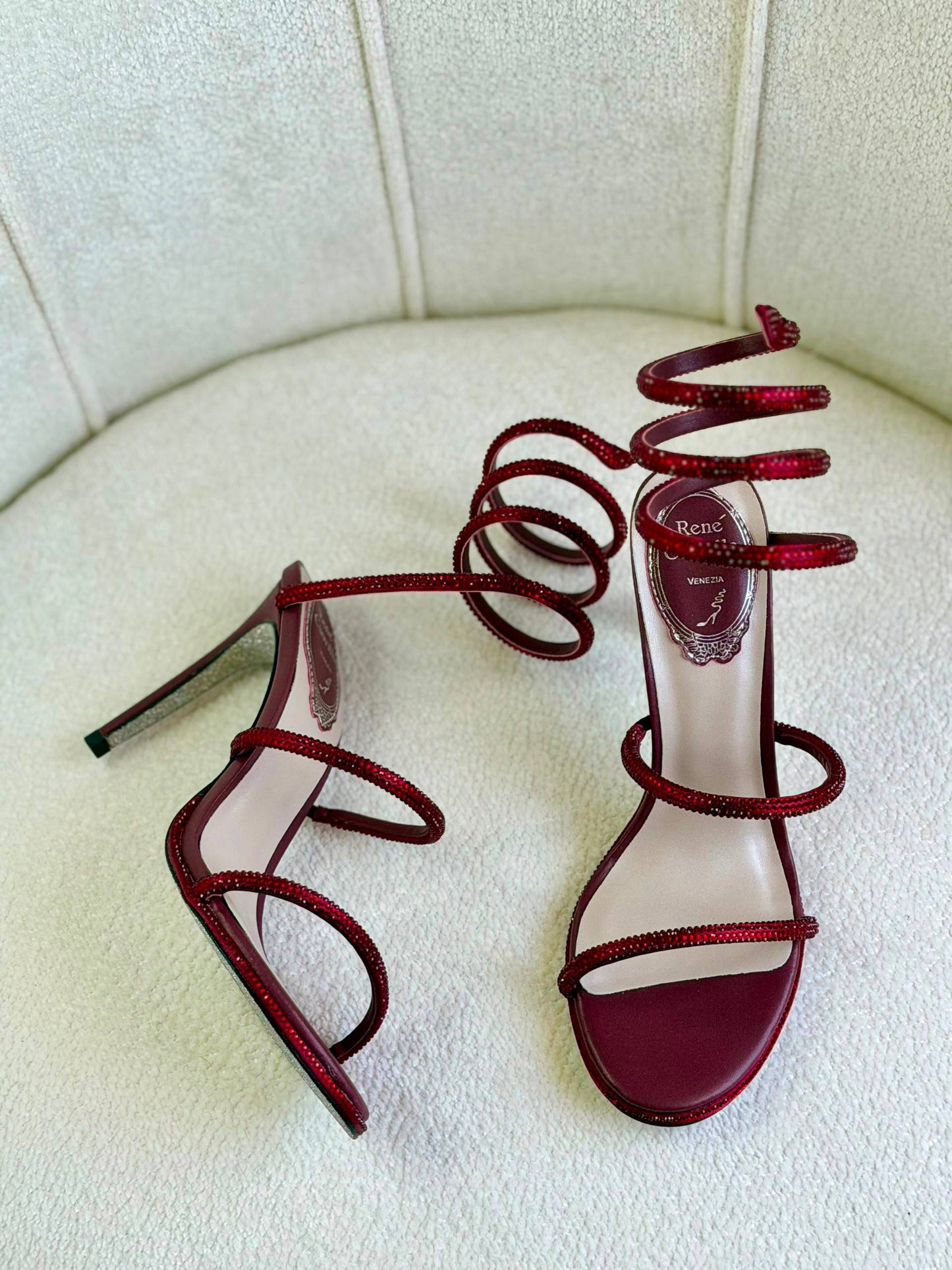 Rene Caovilla
Super *AAA* *+* Quality 💯 
With original packing🎁🎁
SIZE:36and41
Available now
550 dhs✅

Zain309
♥️♥️😂