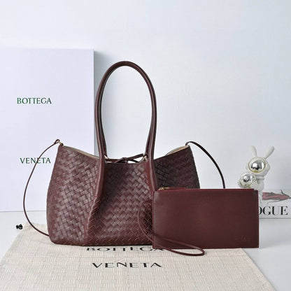 BOTTEGA
SUPER MASTER QUALITY 
SIZE:30 cm
For Price 👇 WhatsApp✅
0568585901 
0507557372
0552275751 Owner Zain 👌

Zain307
♥️♥️♥️